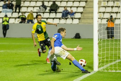 Juanto gairebé marca en aquesta acció amb una acrobàtica rematada, però Òscar Rubio ho va evitar sobre la mateixa línia.