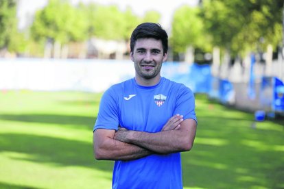 Juanto gairebé marca en aquesta acció amb una acrobàtica rematada, però Òscar Rubio ho va evitar sobre la mateixa línia.