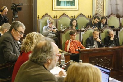 Ros y los tenientes de alcalde en primer plano, con Salmeron al fondo al lado de Sara Mestres.