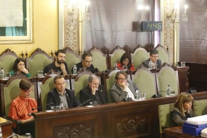 Ros y los tenientes de alcalde en primer plano, con Salmeron al fondo al lado de Sara Mestres.