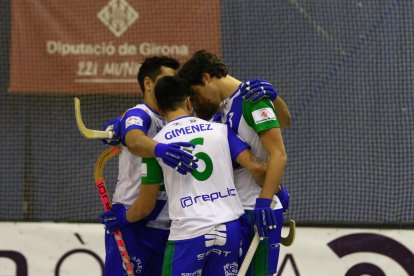 César Candanedo pelea una bola ante un jugador del Reus, en una acción del partido de ayer disputado en Lloret.