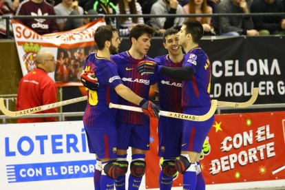 César Candanedo pelea una bola ante un jugador del Reus, en una acción del partido de ayer disputado en Lloret.