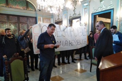 Los CDR irrumpieron en el pleno y leyeron un manifiesto que reclama la república catalana.