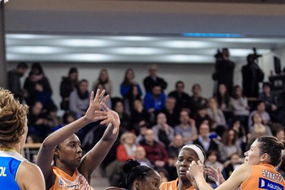 Las jugadoras del Cadí agradecieron el apoyo de la afición, que volvió a llenar el Palau d’Esports.