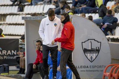Molo, al costat de Jorge Garcés, en un partit al Camp d’Esports.