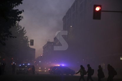 Alarma per un aparatós incendi amb 35 desallotjats i tretze confinats a Pardinyes