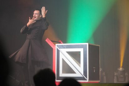 El popular Mag Lari puso el broche a la feria en la sala Ateneu.