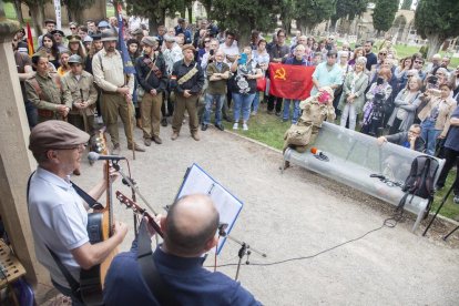 Desenes de persones van participar en les visites guiades al Tossal del Merengue de Camarasa.