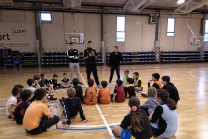 Los participantes, en la charla previa al inicio de la actividad en el pabellón Agnès Gregori.