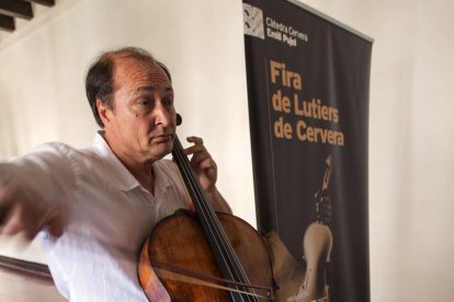 Alumnes del curs, en una terrassa de la zona comercial improvisant amb els seus instruments.