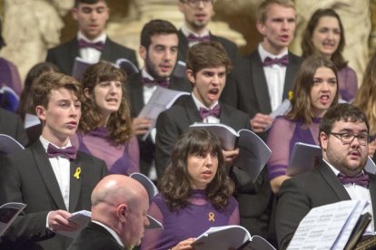 El Réquiem con el Paraninfo de la universidad felipina vestido de amarillo.