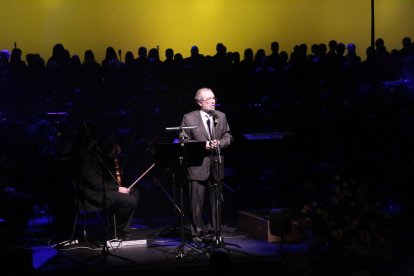 La popular cantata escénica ‘Carmina Burana’, con un lazo amarillo al fondo, resonó ayer con fuerza en el Teatre de la Llotja.