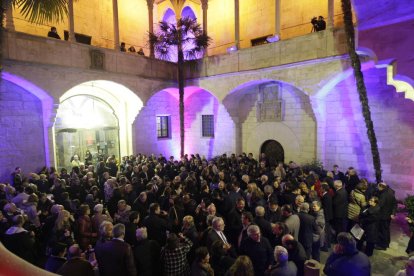 La popular cantata escénica ‘Carmina Burana’, con un lazo amarillo al fondo, resonó ayer con fuerza en el Teatre de la Llotja.