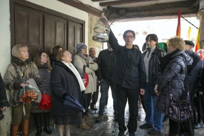 Ofrena floral davant de les tres pedres per recordar els deportats a Cervera.