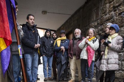 Ofrena floral davant de les tres pedres per recordar els deportats a Cervera.