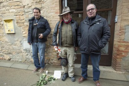 Ofrena floral davant de les tres pedres per recordar els deportats a Cervera.