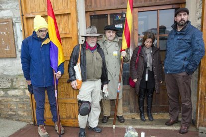 Ofrena floral davant de les tres pedres per recordar els deportats a Cervera.