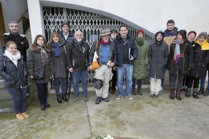 Ofrena floral davant de les tres pedres per recordar els deportats a Cervera.