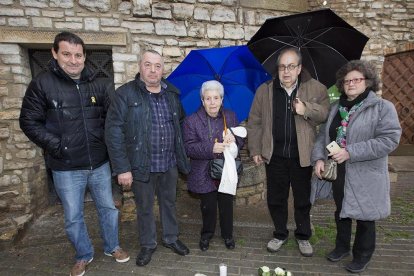 Ofrena floral davant de les tres pedres per recordar els deportats a Cervera.