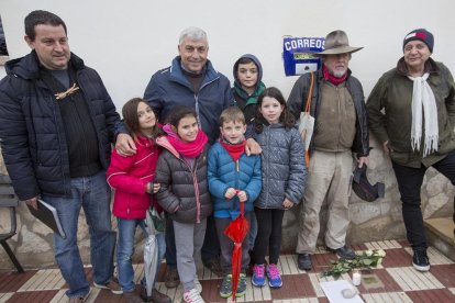 Ofrena floral davant de les tres pedres per recordar els deportats a Cervera.