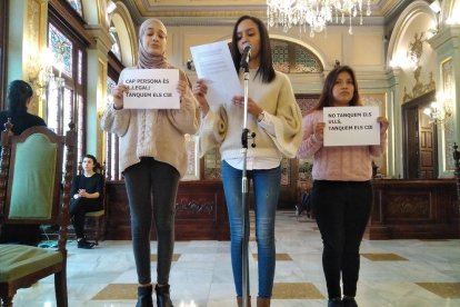 Una plataforma demana tancar els Centres d’Internament d’Estrangers - La plataforma No en el Nostre Nom va reclamar tancar els Centres d’Internament d’Estrangers i va recordar que un ciutadà algerià es va suïcidar a la presó d’Archido ...