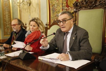 Una plataforma demana tancar els Centres d’Internament d’Estrangers - La plataforma No en el Nostre Nom va reclamar tancar els Centres d’Internament d’Estrangers i va recordar que un ciutadà algerià es va suïcidar a la presó d’Archido ...