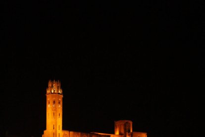 La Seu Vella iluminada, a la izquierda, y a la derecha a oscuras al apagarse las luces.