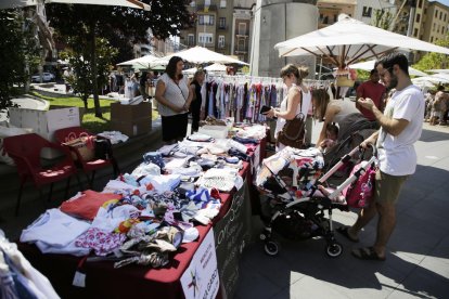 Els veïns de la Zona Alta van poder gaudir del mercat i de les rebaixes i promocions que oferia.