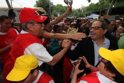Una multitud va abordar el president per fotografiar-se amb ell, estrènyer-li mà o expressar-li suport.