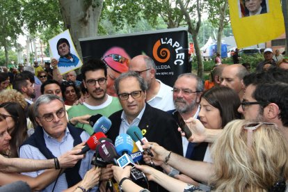 Una multitud va abordar el president per fotografiar-se amb ell, estrènyer-li mà o expressar-li suport.