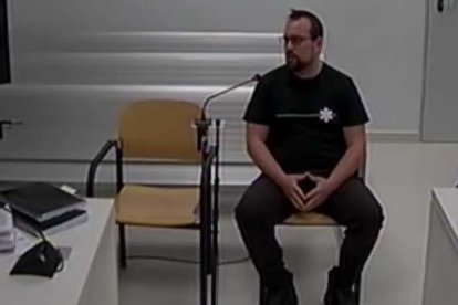 Imagen de Ferran Jolis (i) y Jordi Ros (d), durante su declaración tras haber sido detenidos.