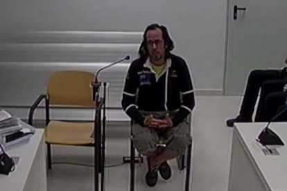 Imagen de Ferran Jolis (i) y Jordi Ros (d), durante su declaración tras haber sido detenidos.