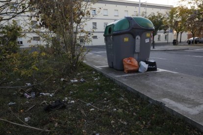 Una vecina de Ciutat Jardí, sacando una bolsa de basura el pasado viernes.