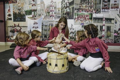 El Wabi i el Theon protagonitzen el mes de maig del calendari amb els castellers a la plaça Paeria.