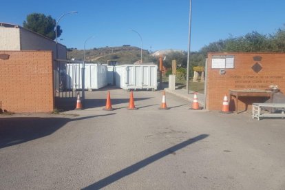 Contenidors desbordats i escombraries a terra, ahir a Artesa de Segre.