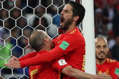 Andrés Iniesta i Isco s’abracen al marcar el madridista l’1-1 després d’un perfecte servei del blaugrana.