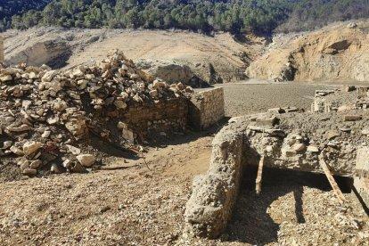 Les ruïnes de l'antiga explotació minera del municipi d'Àger han aflorat per la sequera i el descens de les reserves del pantà de Canelles, que està al 23 per cent de capacitat