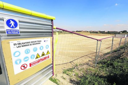 A la izquierda, la zona donde se levantará el nuevo instituto de Torrefarrera y a la derecha las obras de la escuela de Almenar.
