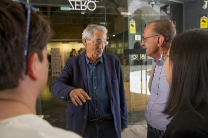 El director, Santiago Costa, y el alcalde, Miquel Pueyo