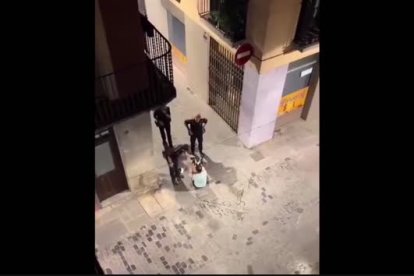 Actuación policial de los Mossos con una persona que gritaba en medio de la calle en Olot