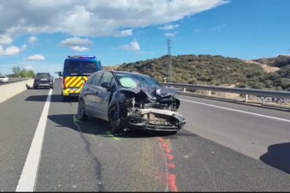 Los dos turismos implicados en el choque en la A-22 en Lleida