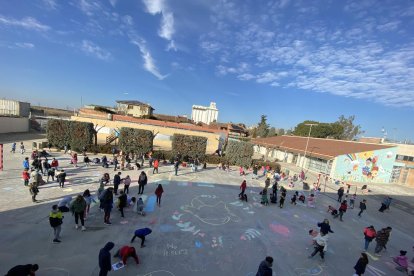 L'acció al pati de l'Escola Ramon Farrerons de Bell-lloc d'Urgell