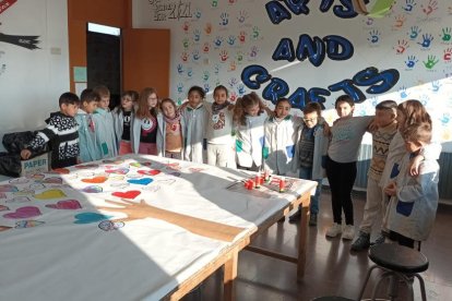 Nens i nenes de l'Escola Guillém Isarn de la Fuliola van escriure missatges de pau.