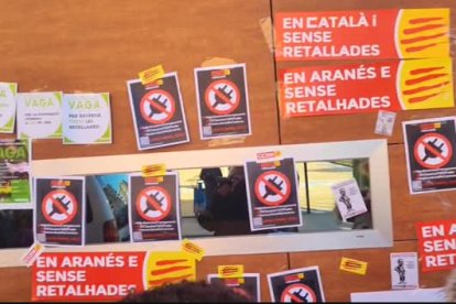 Cuelgan carteles en la sede de Educación en Lleida