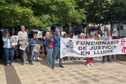 Funcionarios de justicia protestan ante la subdelegación del gobierno español en Lleida