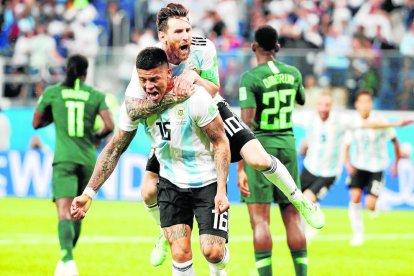 Els jugadors argentins, amb Messi al capdavant, celebren la classificació.