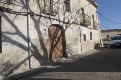 Ramon Tous, que insta l’ajuntament a canviar el nom d’‘Hostalets’ per ‘els Hostals’, davant d’un senyal ‘corregit’ amb un adhesiu.