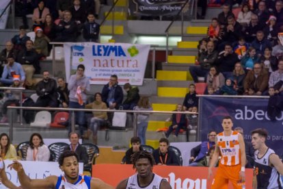 Eric Stutz, que fue de los más certeros en ataque, defiende a Bulic.