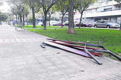 Una farola sin el cable en el parque de Santa Cecília.