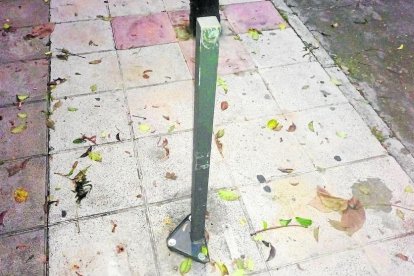 Una farola sin el cable en el parque de Santa Cecília.